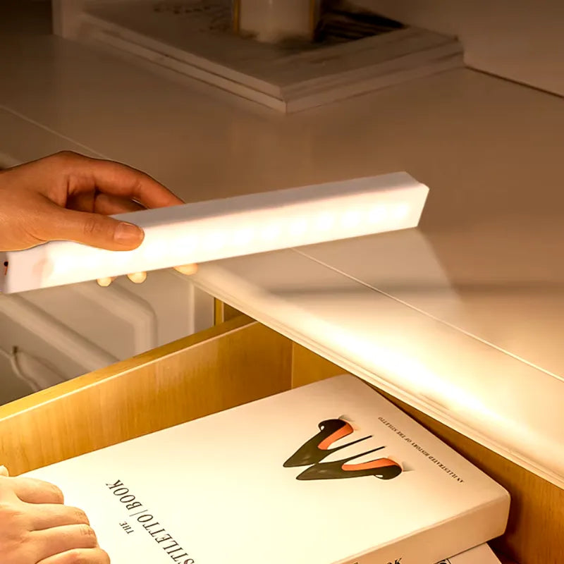 Luminária LED Recarregável com Sensor de Movimento - Brolar